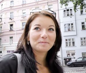 Cuckold sex HUNT4K. A Denisse no le gusta el aburrido novio video