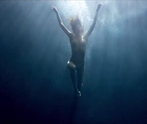 Malgorzata Mikolajczak, Magdalena Wolenska nude - Reakcja lancuchowa (2017)